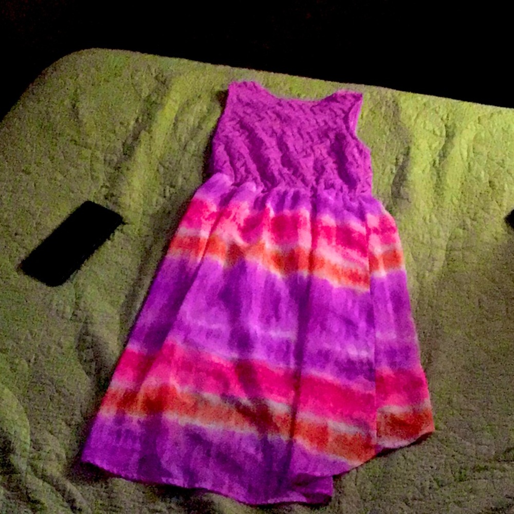 I’m selling a dress for girls from 7-8 it’s cute!